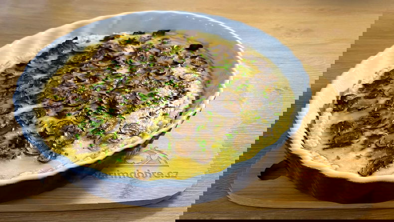 Quiche with mushrooms and blue cheese