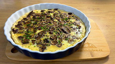 Quiche with mushrooms and blue cheese