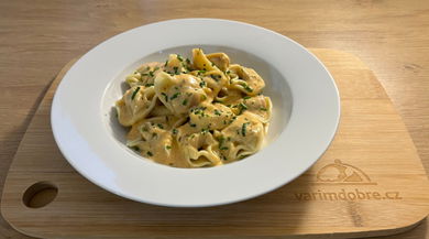 Pasta with cheese sauce